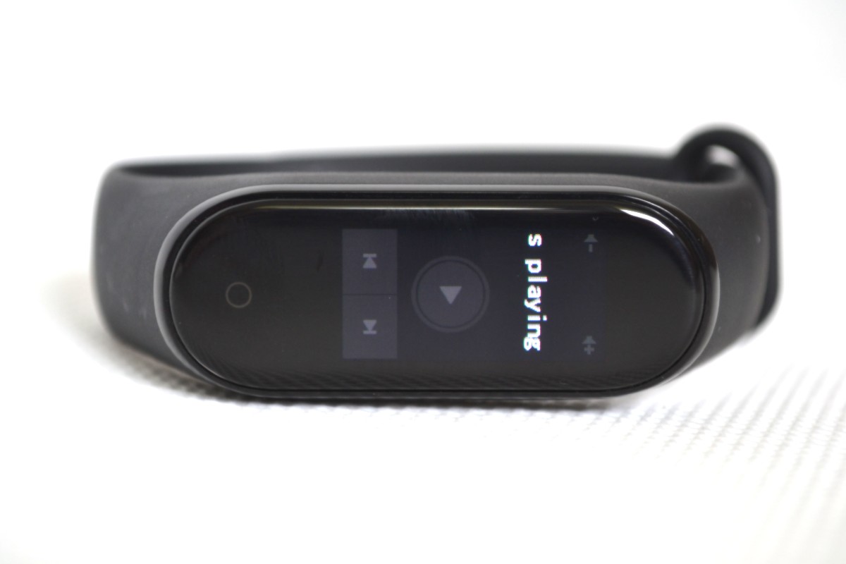 Mi Band 4 recenzia_prepinanie hudby